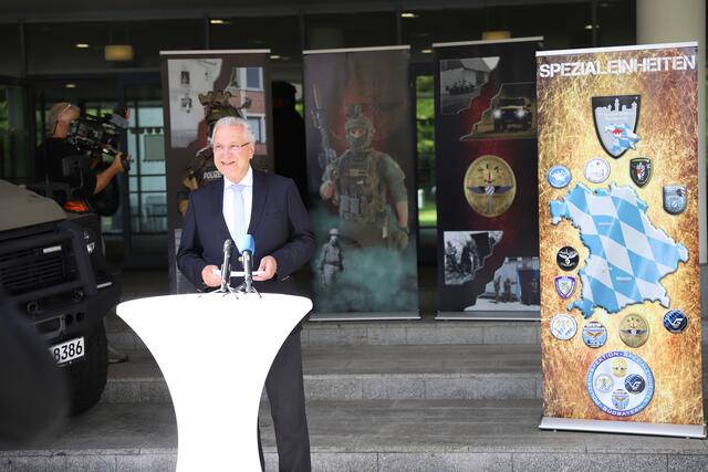 Innenminister Joachim Herrmann stellt anlässlich des 50-jährigen Jubiläums gemeinsam mit dem Leiter der südbayerischen Spezialeinheiten, Polizeidirektor Andreas Huber, die Historie und die Bedeutung der Spezialeinheiten in Bayern vor.  | Foto: Bayerisches Innenministerium