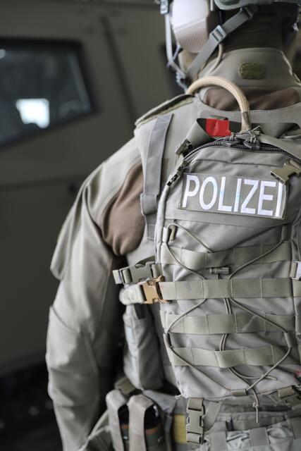 Innenminister Joachim Herrmann stellt anlässlich des 50-jährigen Jubiläums gemeinsam mit dem Leiter der südbayerischen Spezialeinheiten, Polizeidirektor Andreas Huber, die Historie und die Bedeutung der Spezialeinheiten in Bayern vor.  | Foto: Bayerisches Innenministerium