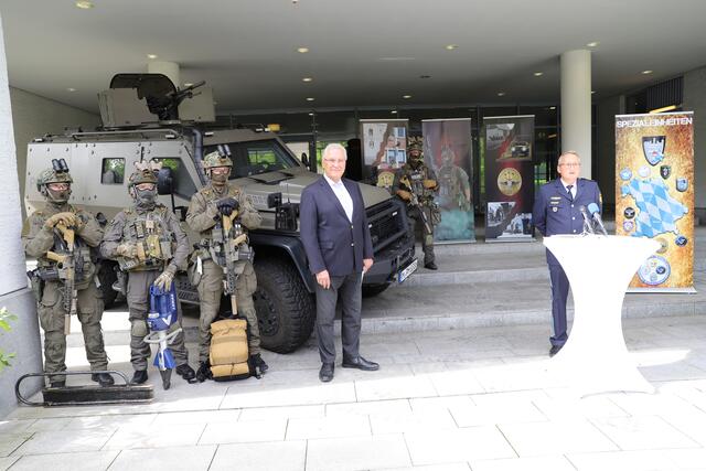Innenminister Joachim Herrmann stellt anlässlich des 50-jährigen Jubiläums gemeinsam mit dem Leiter der südbayerischen Spezialeinheiten, Polizeidirektor Andreas Huber, die Historie und die Bedeutung der Spezialeinheiten in Bayern vor.  | Foto: Bayerisches Innenministerium