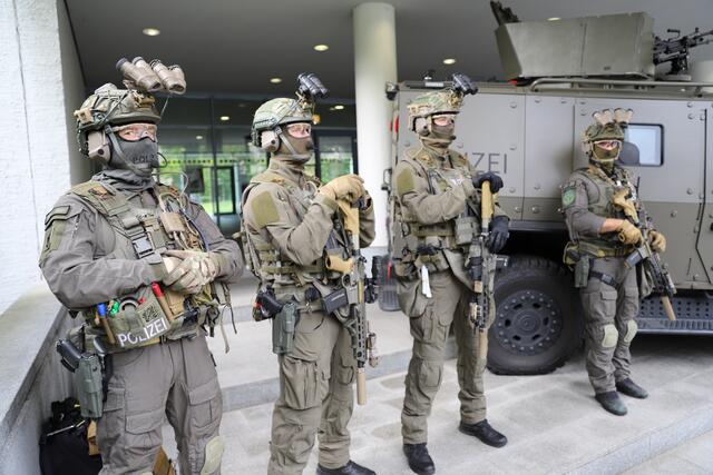Innenminister Joachim Herrmann stellt anlässlich des 50-jährigen Jubiläums gemeinsam mit dem Leiter der südbayerischen Spezialeinheiten, Polizeidirektor Andreas Huber, die Historie und die Bedeutung der Spezialeinheiten in Bayern vor.  | Foto: Bayerisches Innenministerium