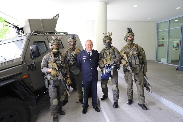 Innenminister Joachim Herrmann stellt anlässlich des 50-jährigen Jubiläums gemeinsam mit dem Leiter der südbayerischen Spezialeinheiten, Polizeidirektor Andreas Huber, die Historie und die Bedeutung der Spezialeinheiten in Bayern vor.  | Foto: Bayerisches Innenministerium