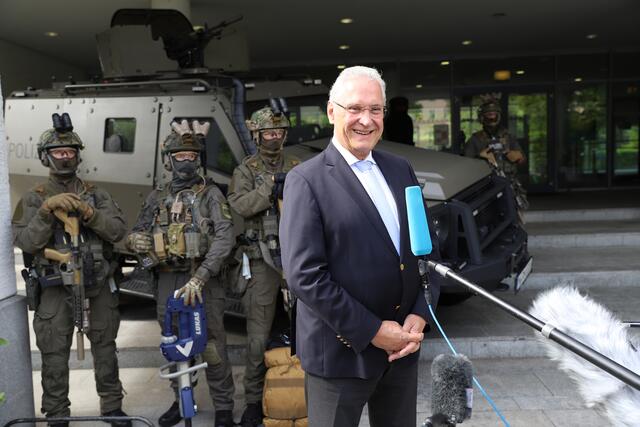 Innenminister Joachim Herrmann stellt anlässlich des 50-jährigen Jubiläums gemeinsam mit dem Leiter der südbayerischen Spezialeinheiten, Polizeidirektor Andreas Huber, die Historie und die Bedeutung der Spezialeinheiten in Bayern vor.  | Foto: Bayerisches Innenministerium