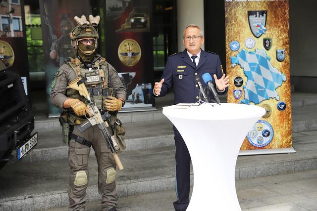 Innenminister Joachim Herrmann stellt anlässlich des 50-jährigen Jubiläums gemeinsam mit dem Leiter der südbayerischen Spezialeinheiten, Polizeidirektor Andreas Huber (Bild), die Historie und die Bedeutung der Spezialeinheiten in Bayern vor.  | Foto: Bayerisches Innenministerium