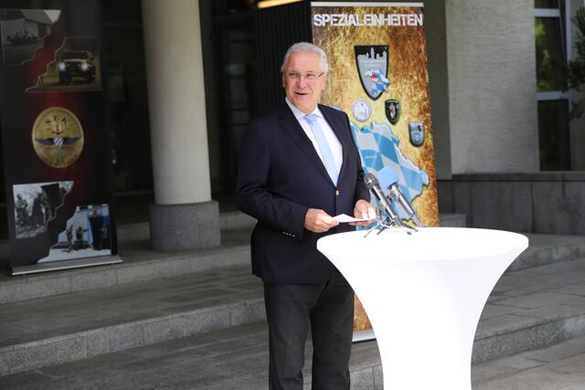 Innenminister Joachim Herrmann stellt anlässlich des 50-jährigen Jubiläums gemeinsam mit dem Leiter der südbayerischen Spezialeinheiten, Polizeidirektor Andreas Huber, die Historie und die Bedeutung der Spezialeinheiten in Bayern vor.  | Foto: Bayerisches Innenministerium