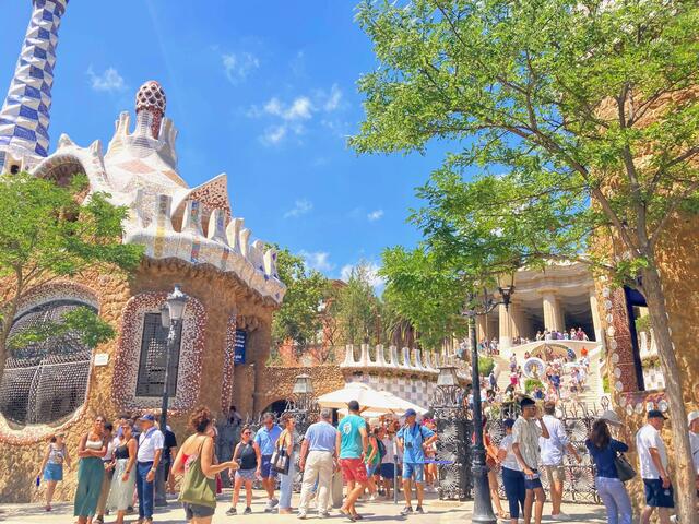 Massenansturm am Park Güell in Barcelona. | Foto: Emilio Rappold/dpa