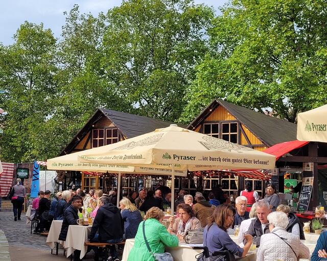 Die beliebten Hütten: Die Festwirte mit ihren traditionellen Hütten auf der Insel Schütt bieten von Montag bis Freitag täglich ein ausgewähltes Mittagessen mit Getränk für unter 10 Euro an.  | Foto: Altstadtfest Nürnberg e.V.