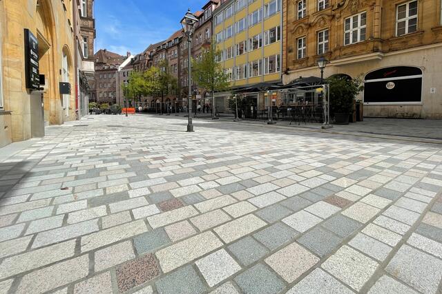 Markantes Farbspiel: Die Luitpoldstraße wird auf der gesamten Fläche zwischen der Königstraße und der Vorderen Sterngasse gemäß dem städtischen Gestaltungshandbuch für den öffentlichen Raum aufgewertet. Dabei kommen verschiede Pflasterarten in einer Mischung aus hellgrauem, dunkelgrauem, gelbem und rötlichem Granit zum Einsatz. | Foto: André Winkel / Stadt Nürnberg