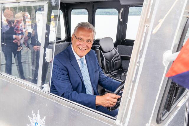 Offizielle Bootstaufe mit Segnung des neuen Polizeiboots 'WSP 45' mit dem bayerischen Innenminister Joachim Herrmann. | Foto: PHMin Doreen Bauer, Polizei Mittelfranken