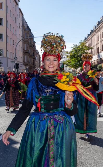 Der Festzug mit den Erntedank-Gaben ist das Highlight der Michaeliskirchweih. | Foto: Mittelsdorf