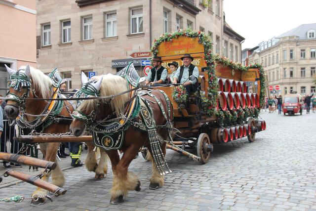 Der Festzug mit den Erntedank-Gaben ist das Highlight der Michaeliskirchweih. | Foto: Ebersberger