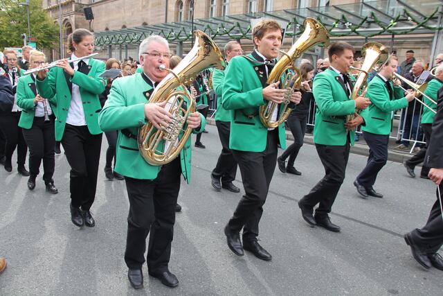Der Festzug mit den Erntedank-Gaben ist das Highlight der Michaeliskirchweih. | Foto: Ebersberger