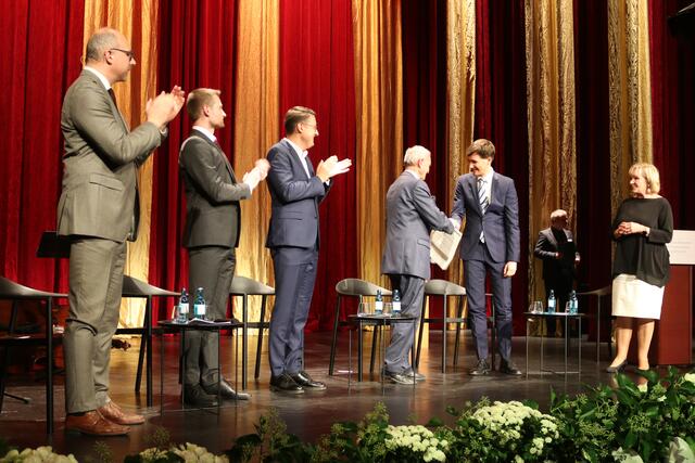 Prof. Dr. Dr. h.c. mult. Otmar Issing gratuliert Dr. Benjamin Arold | Foto: tom