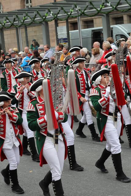 Der Festzug mit den Erntedank-Gaben ist das Highlight der Michaeliskirchweih. | Foto: Ebersberger