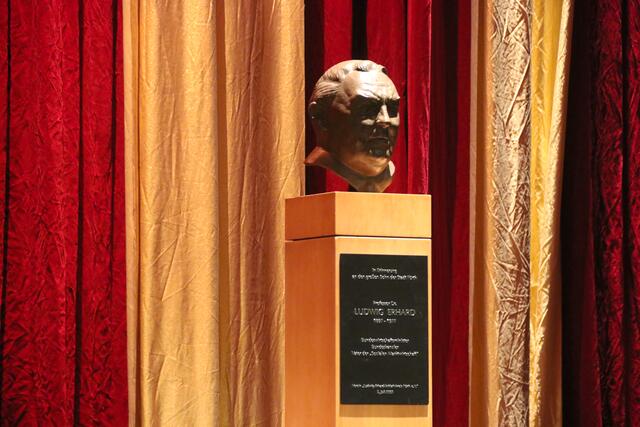 Ludwig-Erhard-Büste | Foto: tom