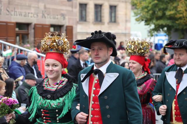 Der Festzug mit den Erntedank-Gaben ist das Highlight der Michaeliskirchweih. | Foto: Ebersberger
