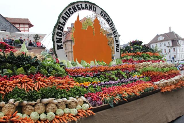 Der Festzug mit den Erntedank-Gaben ist das Highlight der Michaeliskirchweih. | Foto: Ebersberger