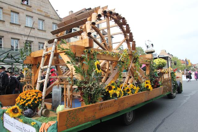Der Festzug mit den Erntedank-Gaben ist das Highlight der Michaeliskirchweih. | Foto: Ebersberger
