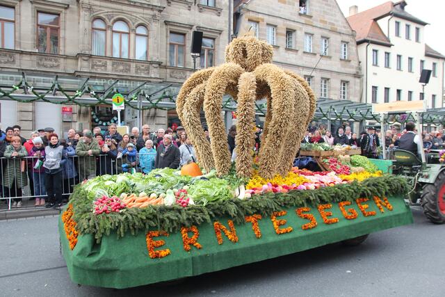 Der Festzug mit den Erntedank-Gaben ist das Highlight der Michaeliskirchweih. | Foto: Ebersberger