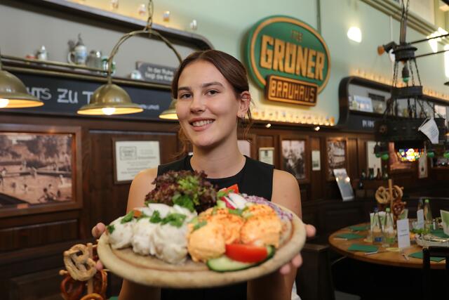 Foto: Jürgen Friedrich  -  Impressionen von der Bierprobe vor der Fürther Michaelis Kirchweih im Grüner Brauhaus.