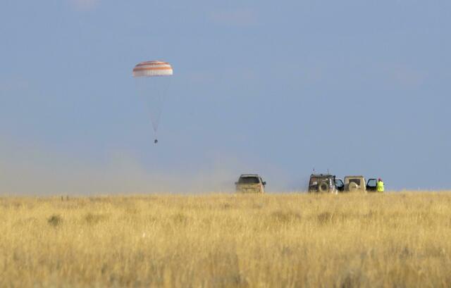 Bilderbuchlandung: Die Raumkapsel Sojus MS-23 setzt in der Steppe Kasachstans auf.  | Foto: Bill Ingalls/NASA/AP/dpa