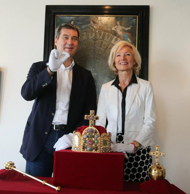 Seit November 2016 sind die Kopien der Reichskleinodien in einer Dauerpräsentation im Stadtmuseum im Fembo-Haus zu sehen. Die Originale befinden sich in Wien. Im Bild: Ministerpräsident Markus Söder und Kulturreferentin Prof. Julia Lehner bei der Übergabe der Reichskleinodien im Stadtmuseum Fembohaus. | Foto: Udo Dreier