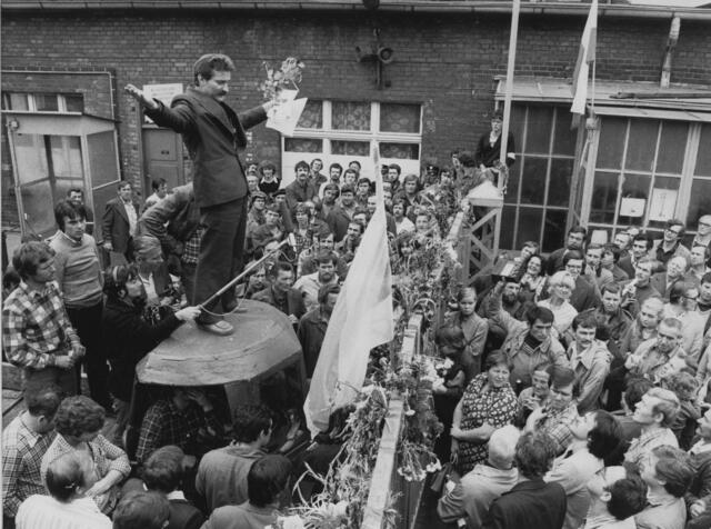 Lech Walesa 1980 auf einem behelfsmäßigen Podium, während er auf der Lenin-Werft vor streikenden Arbeitern spricht. Damals war er Leiter des Streikkomitees. | Foto: Uncredited/REPORTAGEBILD/AP/dpa