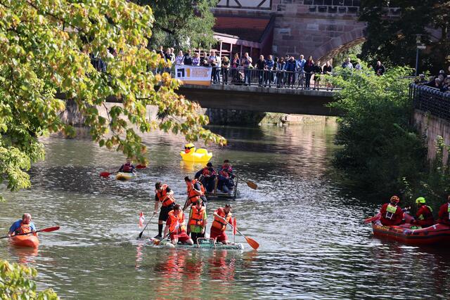 Seifenboot: Die selbstgebauten Boote und ihre Kapitäne sorgten bei der „N1 Seifenboot Challenge“ für viel Spaß auf der Pegnitz.  | Foto: Altstadtfest Nürnberg e.V./Jana Eber