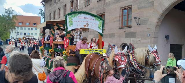  Festzug: Rund 500 Teilnehmer und zahlreiche Pferdegespanne begeisterten beim großen Festzug die Zuschauer.  | Foto: Altstadtfest Nürnberg e.V./Stefan Grundler