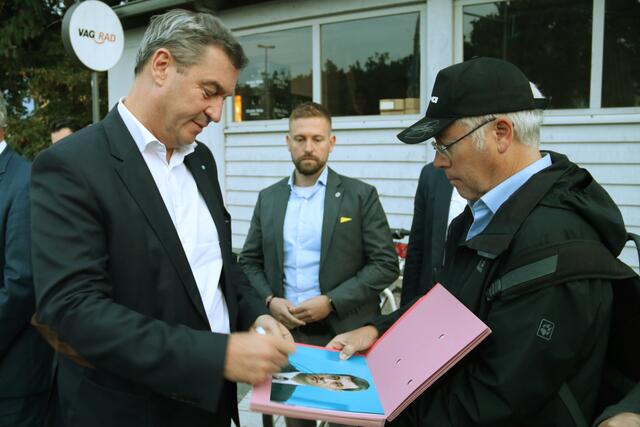 Begehrtes Autogramm vom Ministerpräsidenten: Dr. Markus Söder.