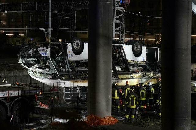 Italienische Feuerwehrleute arbeiten nach dem Busunglück an der Unfallstelle.  | Foto: Antonio Calanni/AP