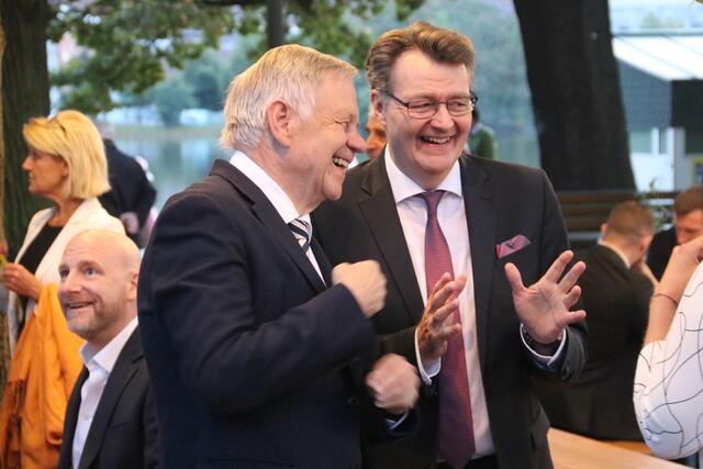 Sichtlich gut gelaunt: Karl Freller (Vizepräsident des Bayerischen Landtags; li.) und Michael Frieser (MdB; re.).