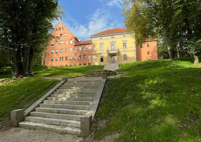 Die historische Treppenanlage am Oberen Weinberg erstrahlt im neuen Glanz und kann nun auch wieder von Spaziergängern besucht werden.  | Foto: Stadt Roth