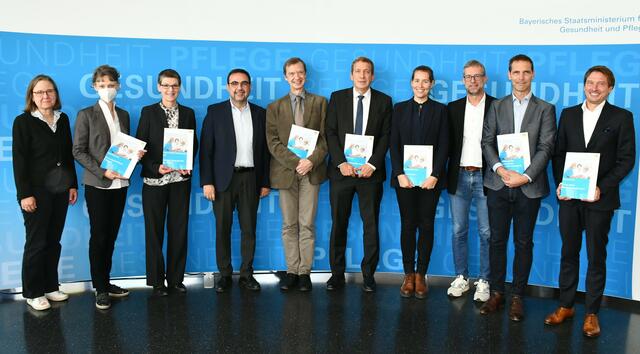 Bayerns Gesundheitsminister Klaus Holetschek (4. v.l.) übergab  in München die symbolischen Förderschecks im Rahmen der „Förderinitiative Post-COVID-Syndrom 2.0“ für sieben Forschungsprojekte. | Foto: StMGP.