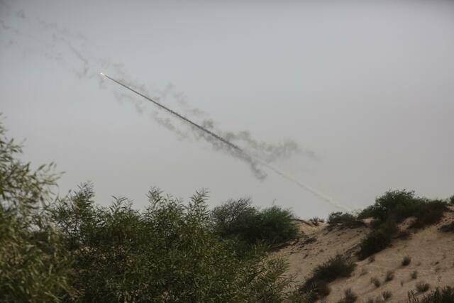 Eine Rakete wird abgefeuert.  | Foto: Mohammed Talatene/dpa
