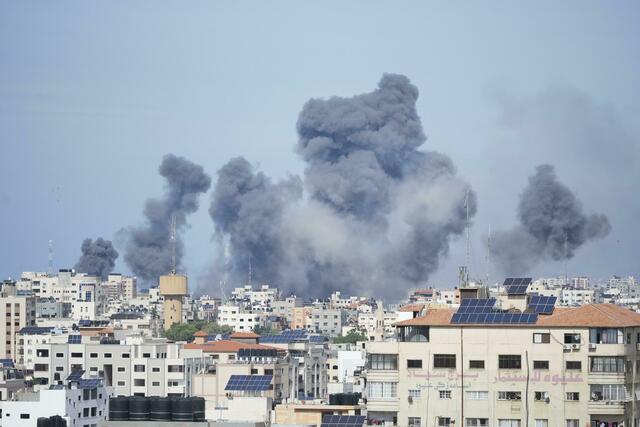 Rauch steigt von einer Explosion auf, die durch einen israelischen Luftangriff im Gazastreifen verursacht wurde.  | Foto: Hatem Moussa/AP/dpa