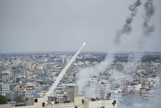Raketen werden von militanten Palästinensern aus dem Gazastreifen auf Israel abgefeuert.  | Foto: Hatem Moussa/AP/dpa