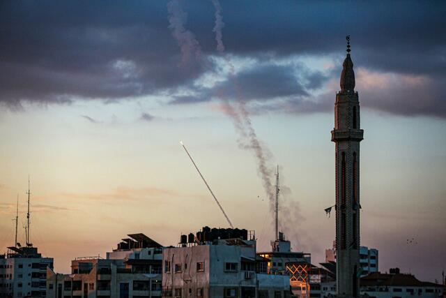 Am Himmel über Gaza-Stadt sind Raketen zu sehen, die in Richtung Israel fliegen.  | Foto:  Mohammed Talatene/dpa