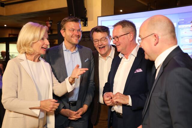 Fröhliche Wahlparty im Bratwurst Röslein (v.l.): Kultlurbürgermeisterin Prof. Dr. Julia Lehner, Oberbürgermeister Marcus König, MdB Michael Frieser, Landtagskandidat Thomas Pirner und MdB Sebastian Brehm.  | Foto: Jürgen Friedrich