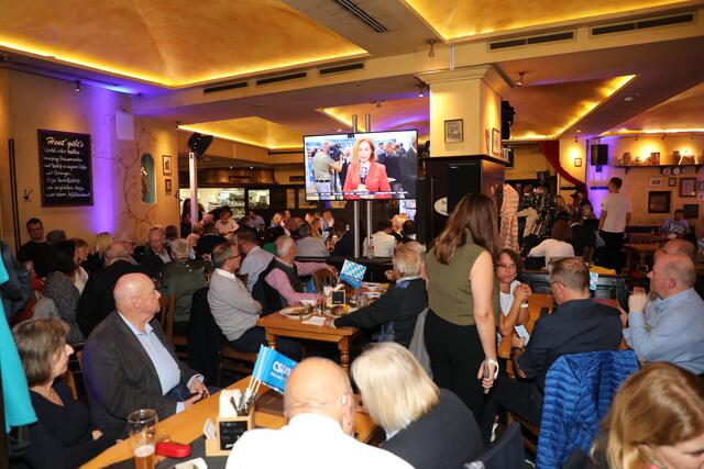 Mit Spannung werden die Hochrechnungen verfolgt.  | Foto: Jürgen Friedrich