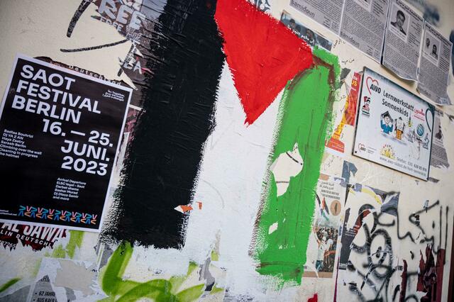 Eine palästinensische Flagge ist an eine Wand in Berlin-Neukölln gemalt.  | Foto: Fabian Sommer/dpa/Archiv