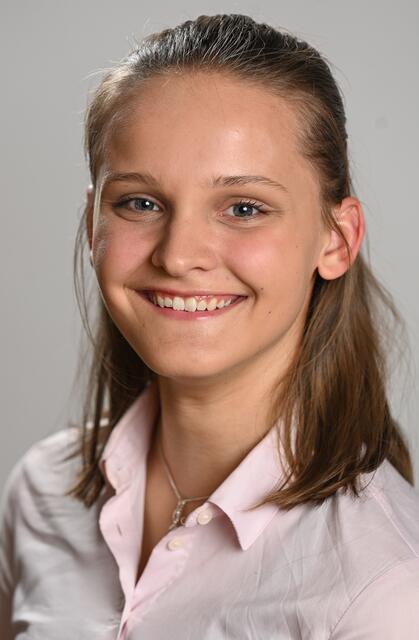 Julia Haselmann (16), 1,71 groß, Schülerin des Sigmund-Schuckert-Gymnasiums. Hobbys: Tennis spielen, Querflöte spielen, Standardtanz.  | Foto: Stadt Nürnberg / Christine Dierenbach