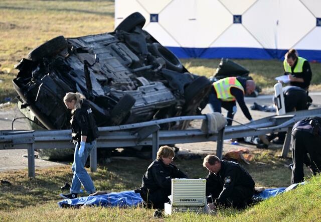 Rettungskräfte und Polizisten im Einsatz. | Foto: Sven Hoppe/dpa