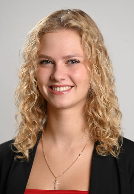 Alina Gort (18) ist Studentin, 1,73 groß. Ihre Hobbys: Singen, Tanzen und Theater spielen.  | Foto: Stadt Nürnberg / Christine Dierenbach