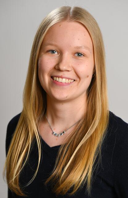 Jule Auer (19), 173 groß, Studentin. Hobbys: Standardtanz, Bratsche und Querflöte spielen.  | Foto: Stadt Nürnberg / Christine Dierenbach