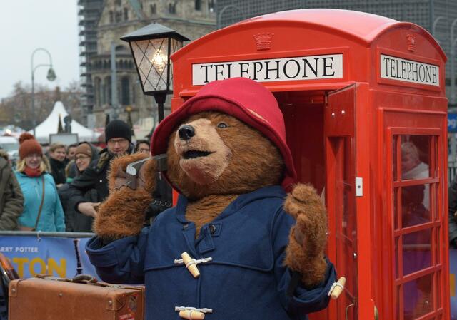 Ein Darsteller im Kostüm des Paddington-Bären in Berlin.  | Foto: Rainer Jensen/dpa