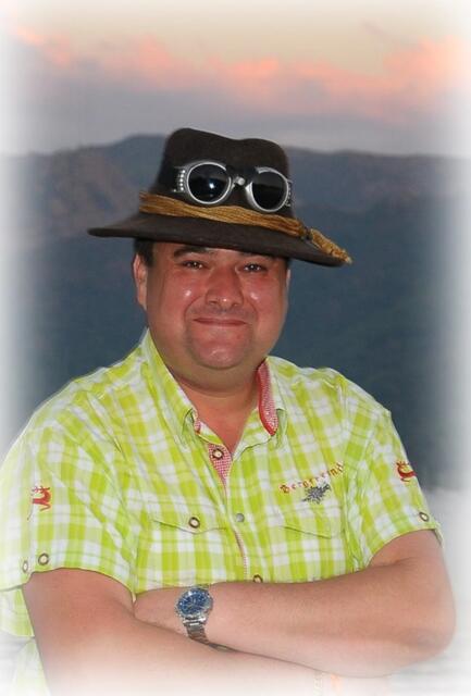 Roland an der Orgel. | Foto: oh