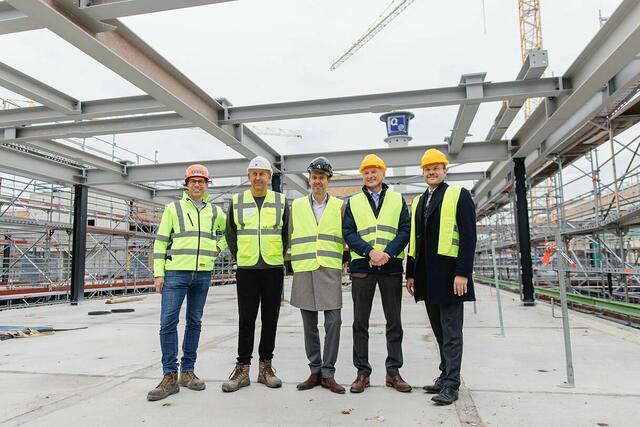 Gruppenbild auf dem Neubaugeschoss: Unternehmensvertreter mit dem ikonischen Quelle Turm im Hintergrund, die das Projekt "The Q" vorantreiben wollen (v.l.):
Dr. Daniel Häußermann, Klaus Everest, Markus Diegelmann, André Heimrich und Marcus König. | Foto: © Bayerische Versorgungskammer/Simone Voggenreiter