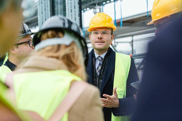 Oberbürgermeister Marcus König führt durch die Baustelle und teilt Pläne für das zukünftige Behördenzentrum von Nürnberg mit. | Foto: © Bayerische Versorgungskammer/Simone Voggenreiter