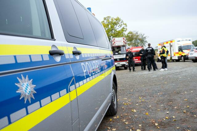 Einsatzkräfte der Polizei vor der Alexander-von-Humboldt-Realschule in Bayreuth.  | Foto: Pia Bayer/dpa