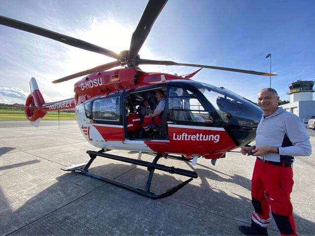 Bereit fürs Abenteuer Luftrettung Nürnberg: Christian Vogel absolvierte eine Schicht im Rettungshubschrauber.  | Foto: oh/Christian Vogel